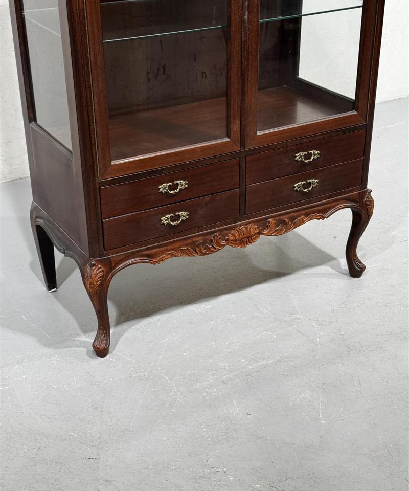 Rokokoo vitriinikaappi lasitasot