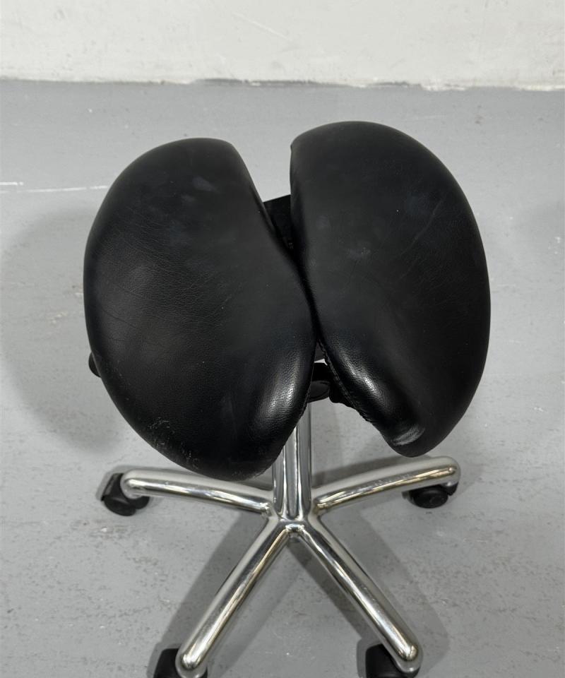 Moderni satulatuoli musta