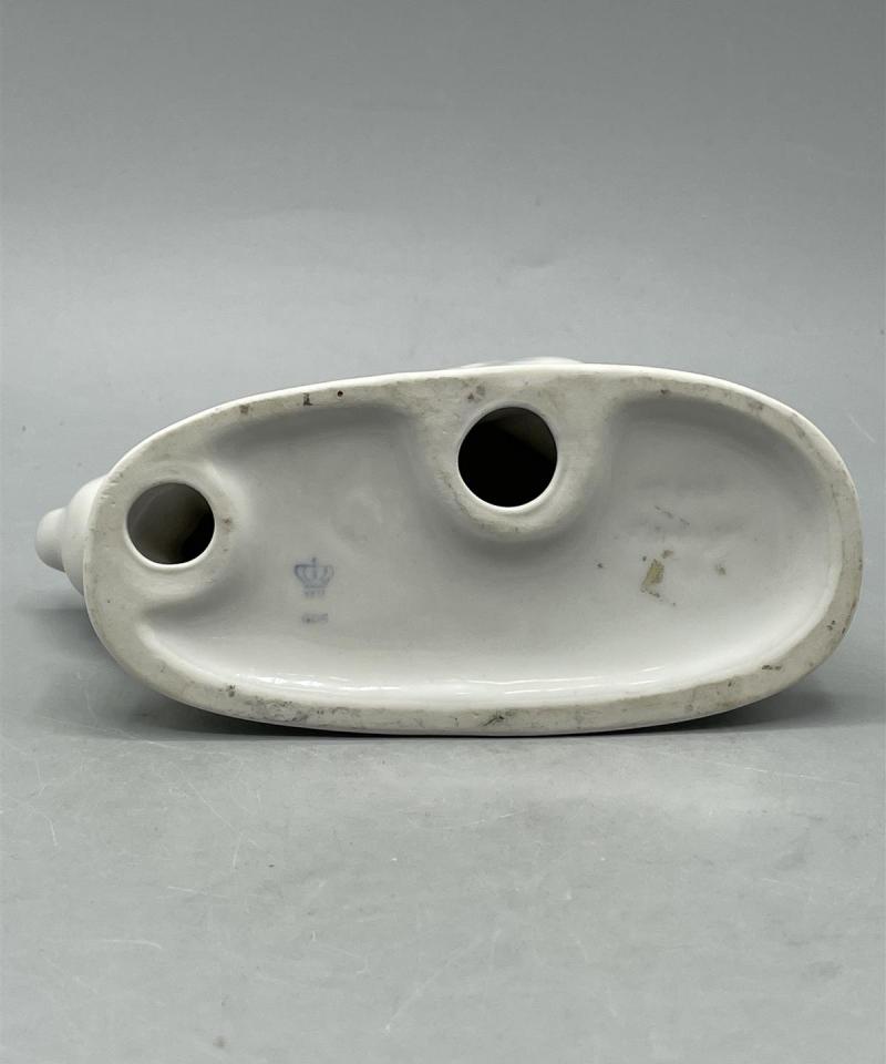 Posliininen hanhifiguuri