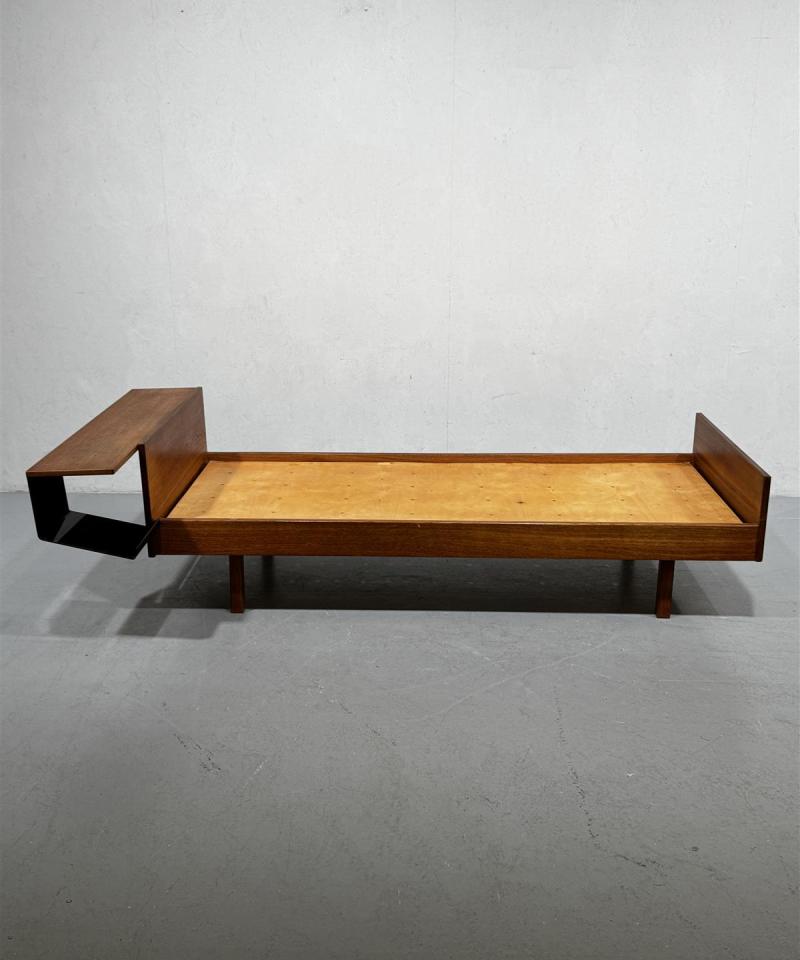 Vintage teak 60-luku sänky päädyllä