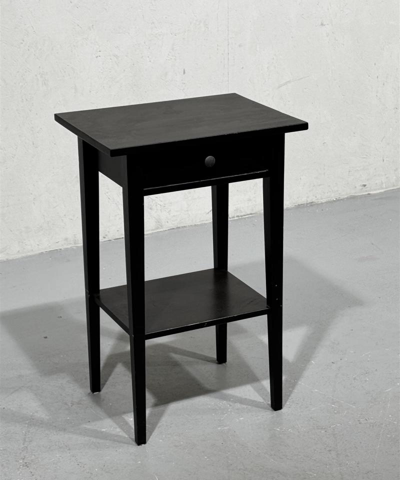 Ikea Hemnes yöpöytä musta