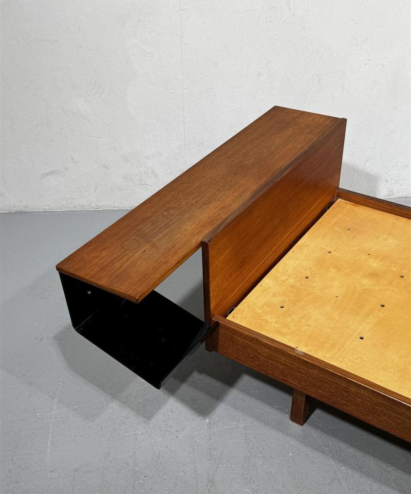 Vintage teak 60-luku sänky päädyllä