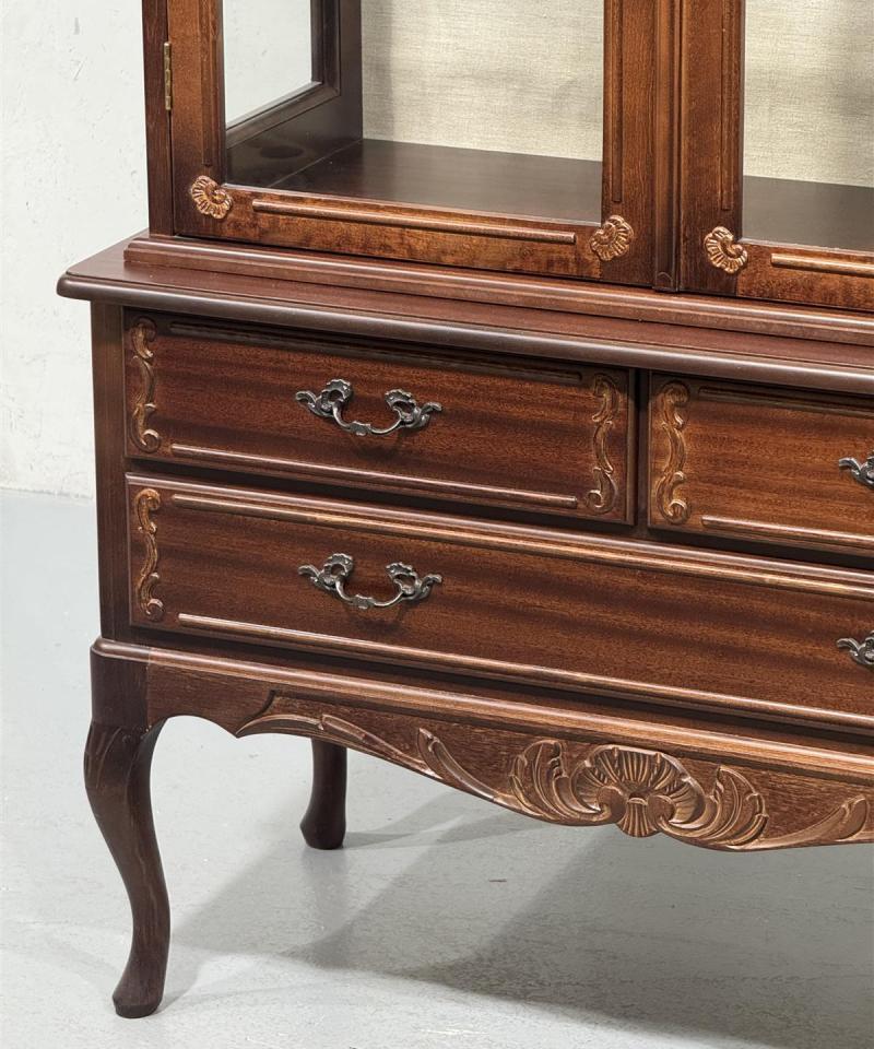 Vintage rokokoo astiakaappi puu