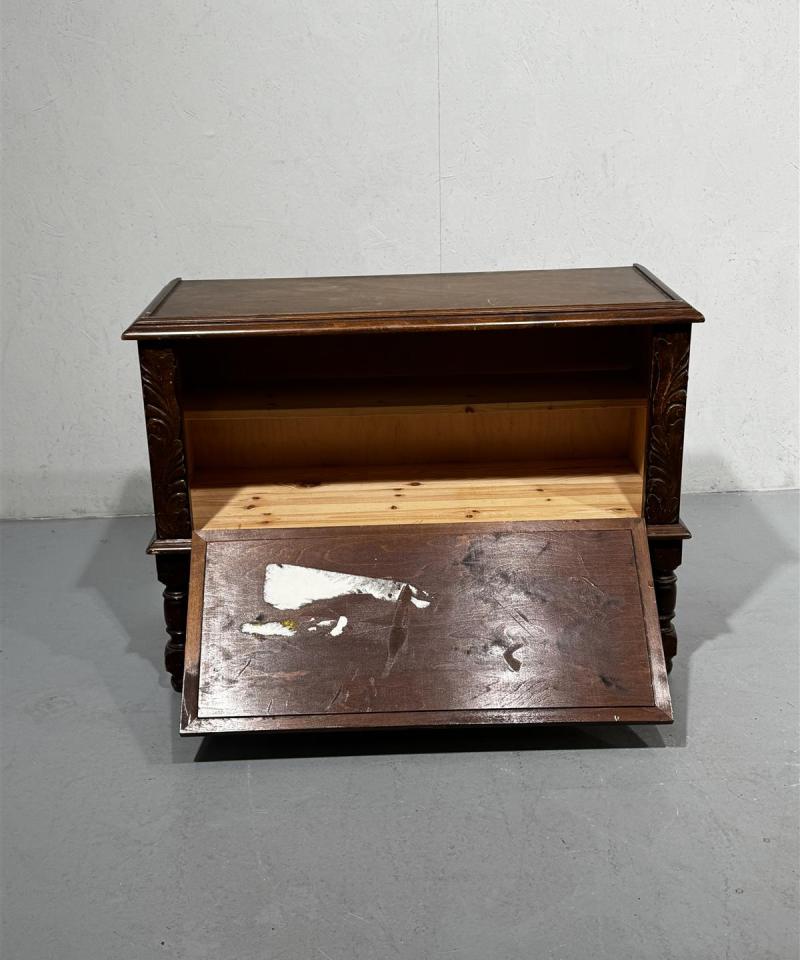 Antiikkinen kaappi (ei avainta)