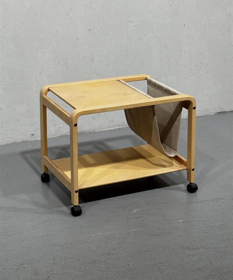 Tarjoiluvaunu lehtitelineellä, puu