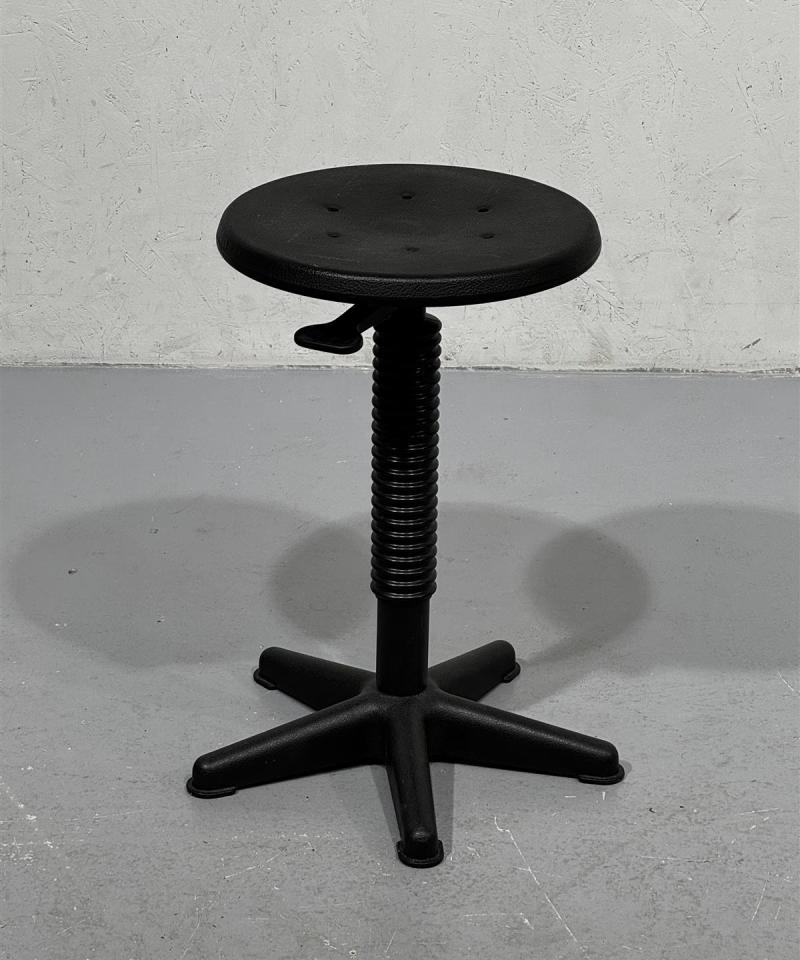 Työtuoli korkeussäädöllä musta