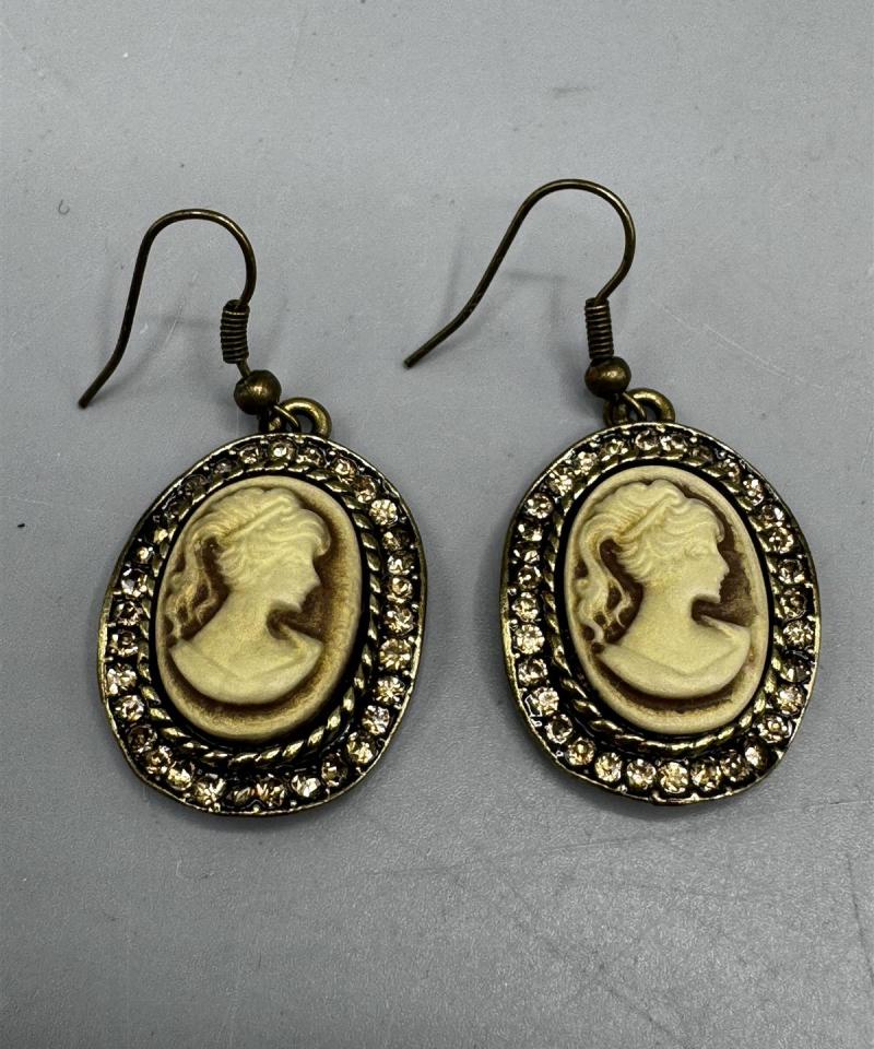 Vintage Camee korvakorut,, messinki