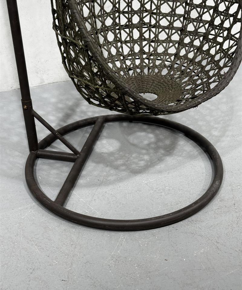 Riipputuoli telineellä, tumma