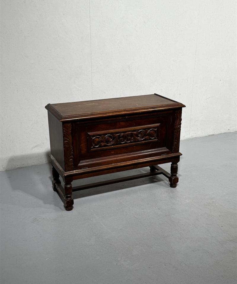 Antiikkinen kaappi (ei avainta)