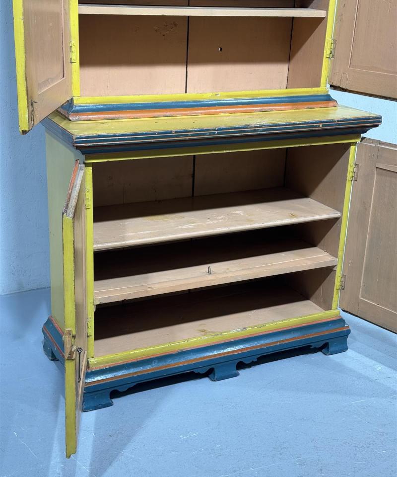 Antiikki talonpoikais astiakaappi