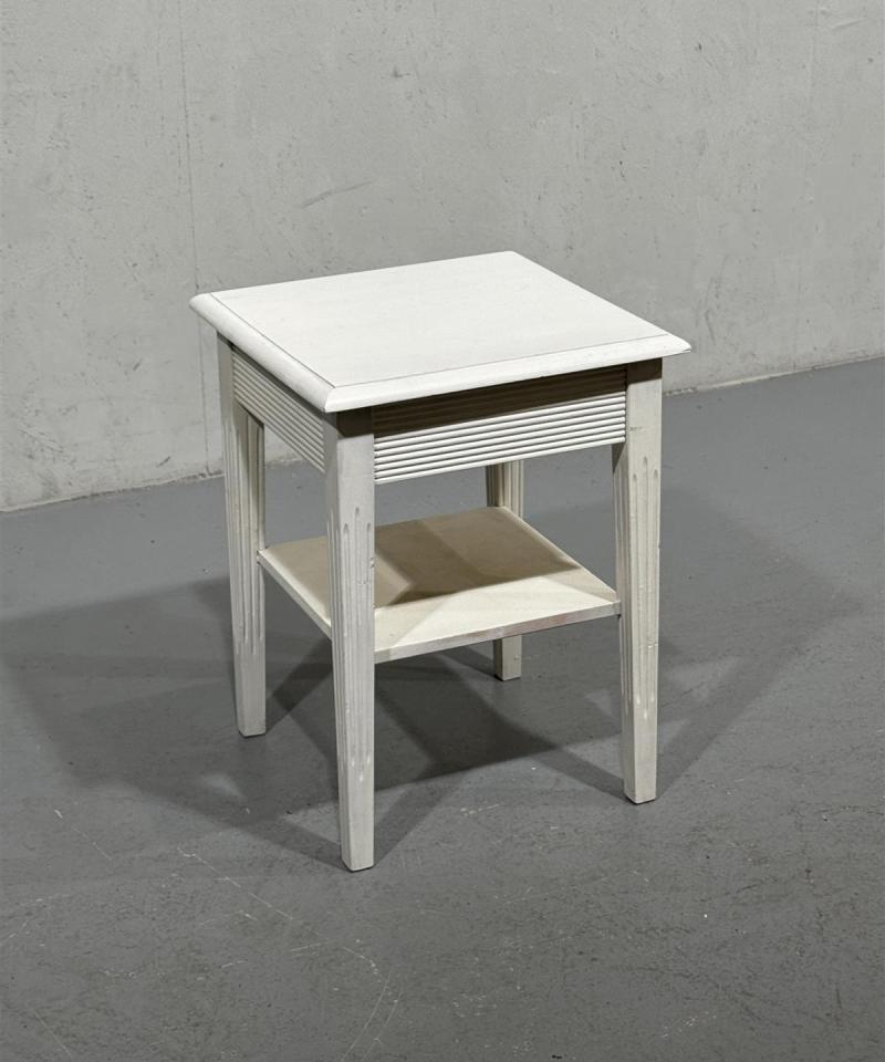 Vintage talonpoikaistyyli sivupöytä valkoinen