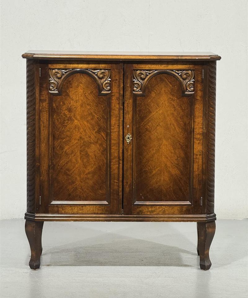 Rokokoo liinavaatekaappi puu ruskea