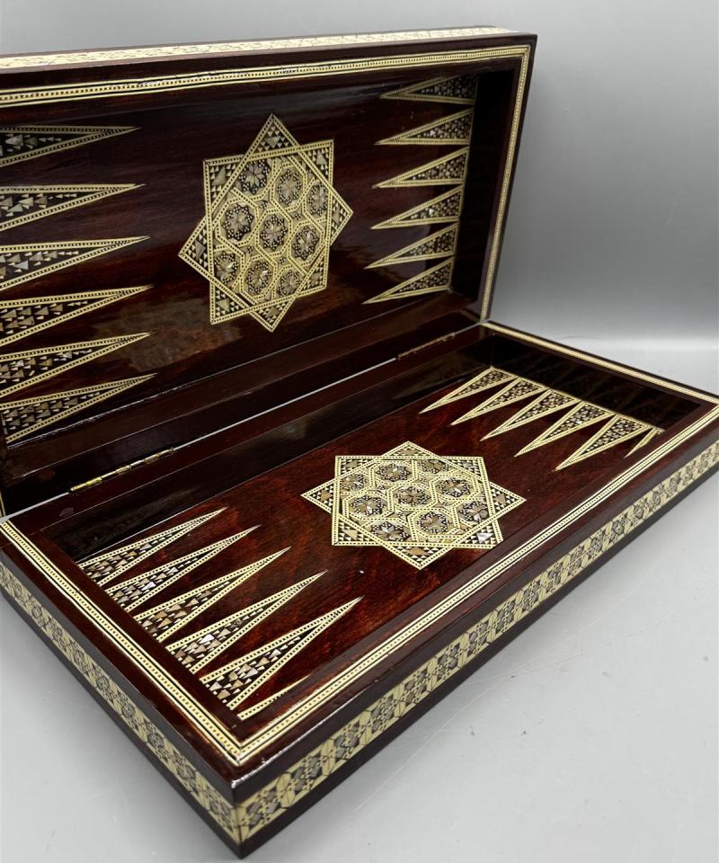 Shakki- ja backgammon-setti luunappulat