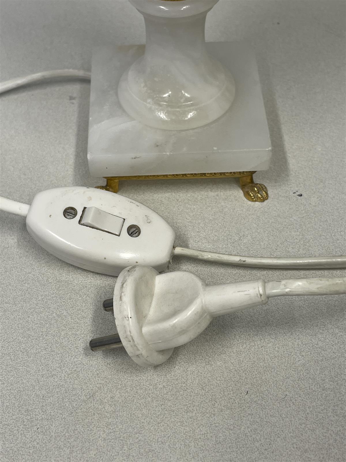 Vintage pöytävalaisin marmori valkoinen