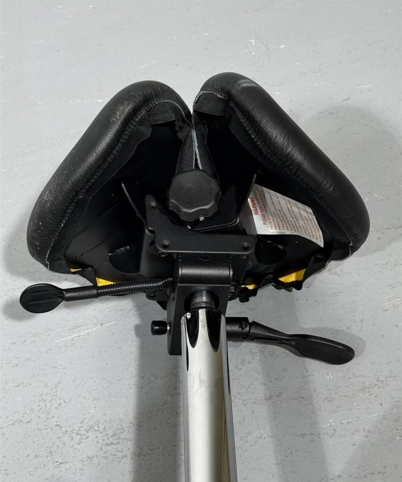 Moderni satulatuoli musta