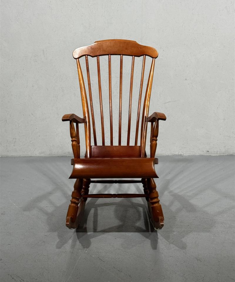 Vintage talonpoikaistyyli keinutuoli korjattavaksi