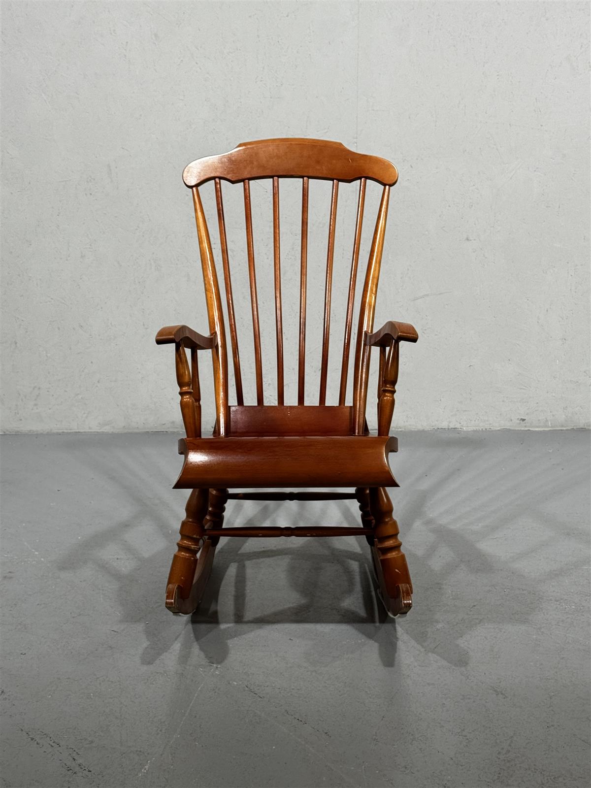 Vintage talonpoikaistyyli keinutuoli korjattavaksi