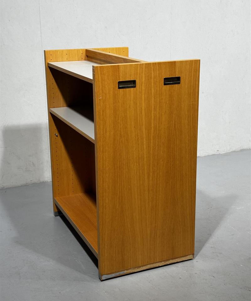 Puuhyllykkö kaksipuolinen pyörillä