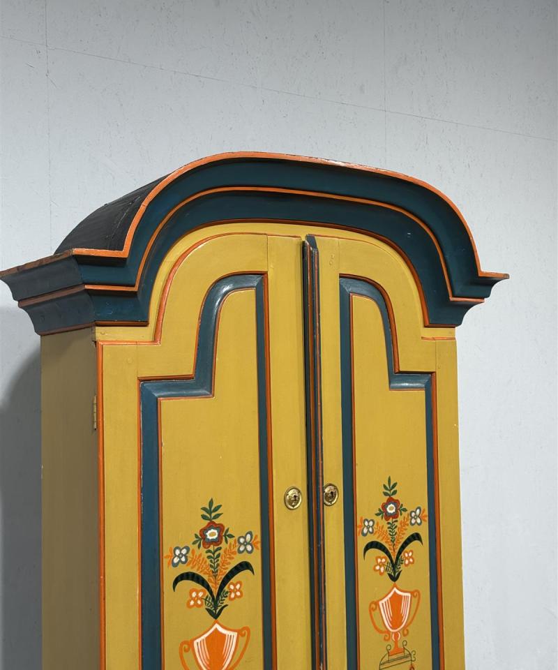 Antiikki talonpoikais astiakaappi