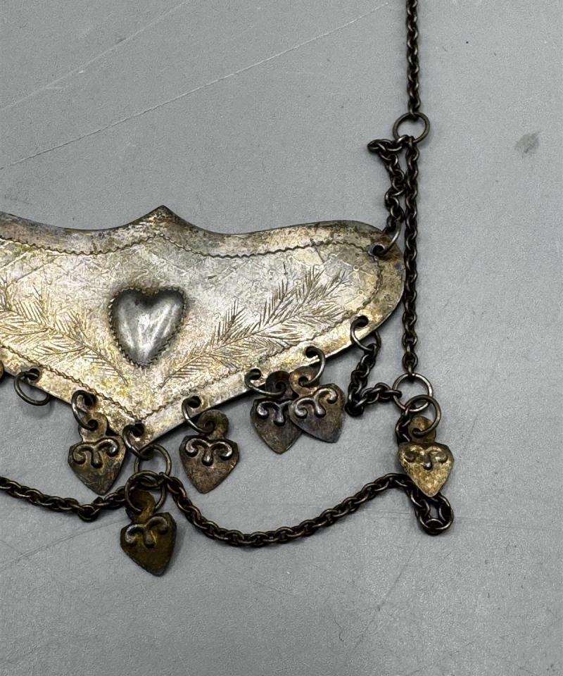 Vintage kansallispukukoru sydänkoristeilla