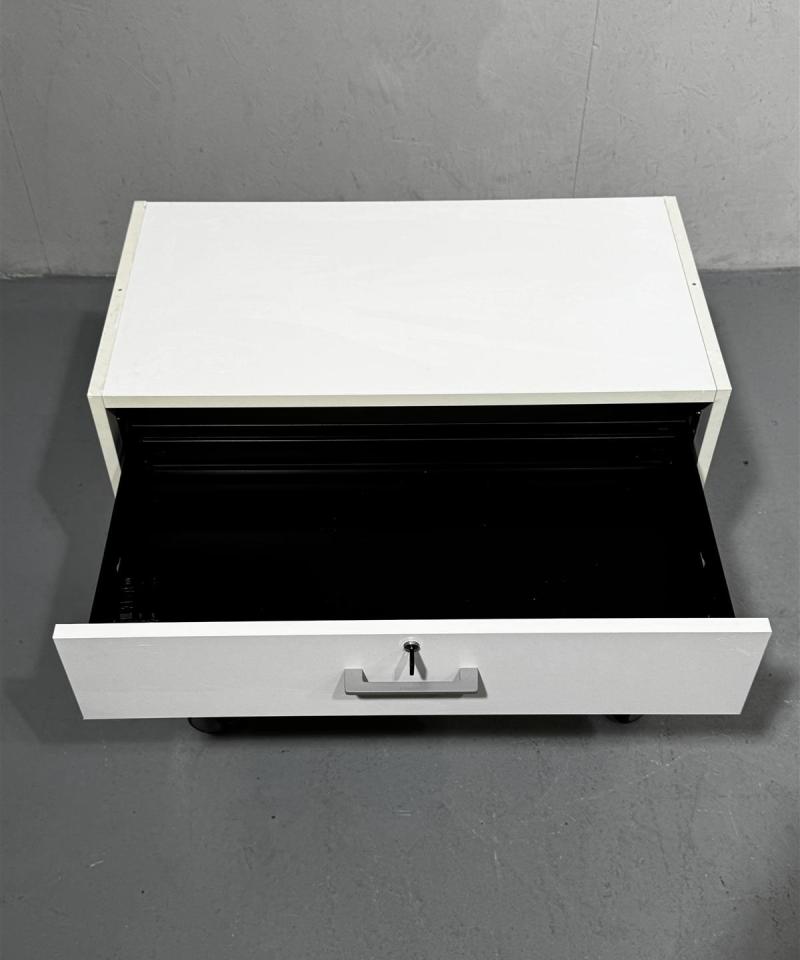 Valkoinen laatikosto pyörillä leveä