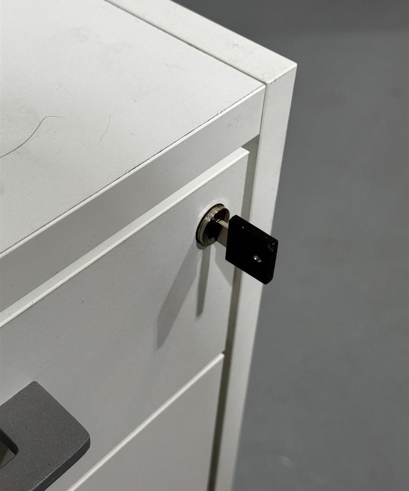 Martela valkoinen laatikosto pyörillä (teippijälki)