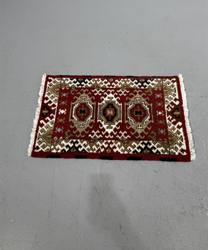 Itämainen matto ja retro pyöreä matto