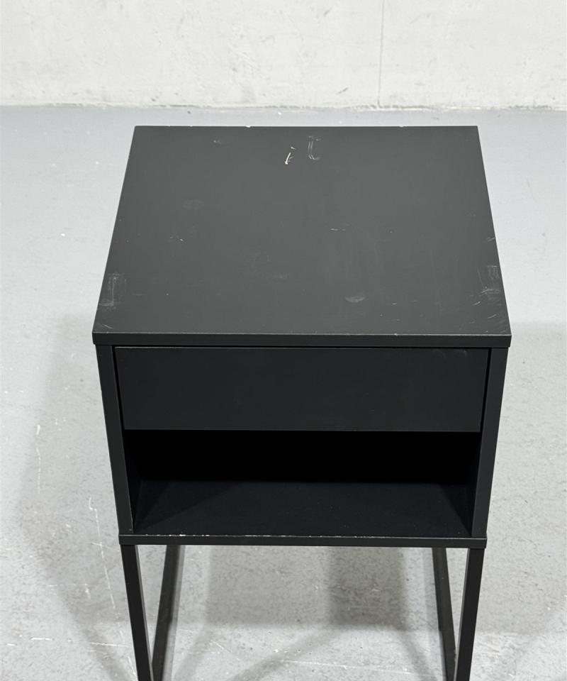 Ikea Vikhammer yöpöytä, musta