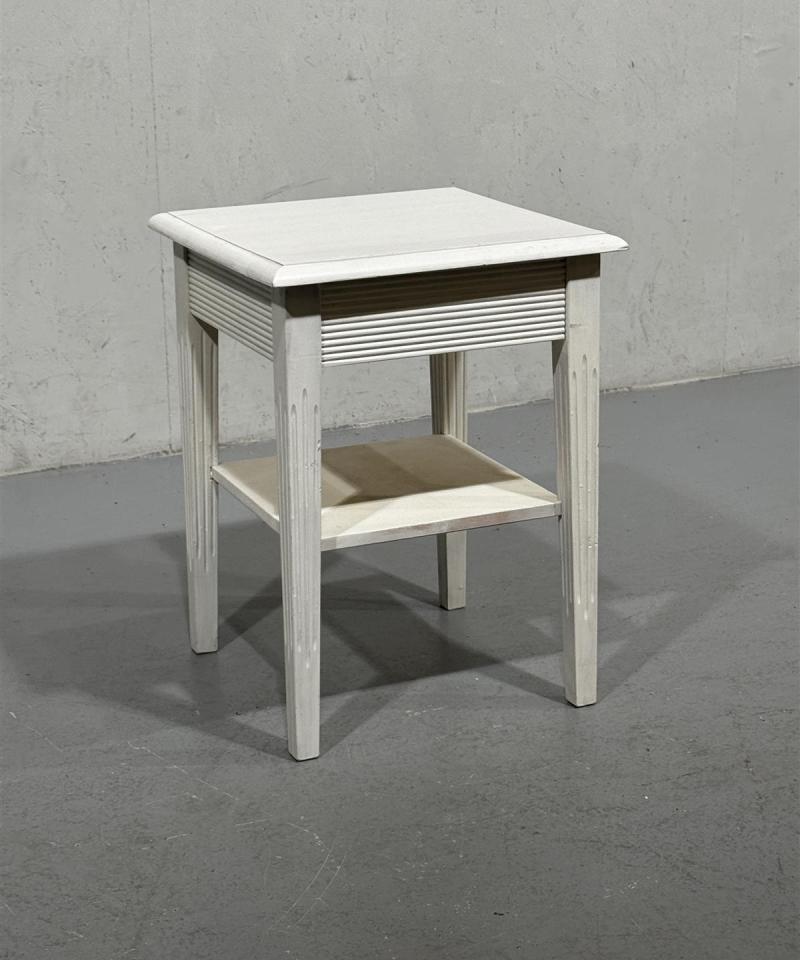 Vintage talonpoikaistyyli sivupöytä valkoinen