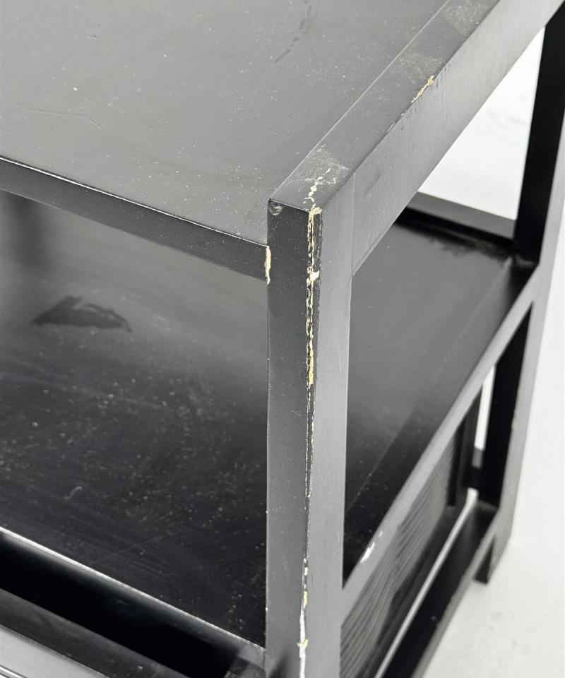 Musta sivupöytä ja rottinki pulloteline