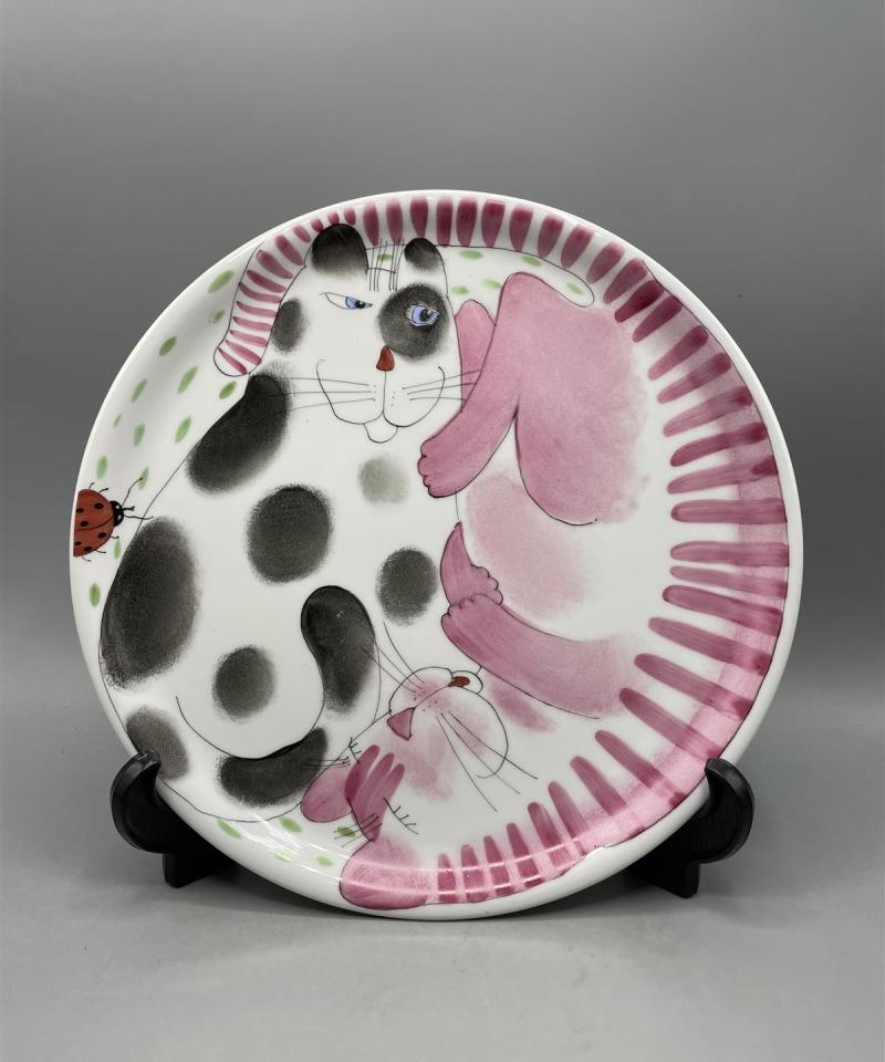 Helina Tilk kissat tarjoilulautanen