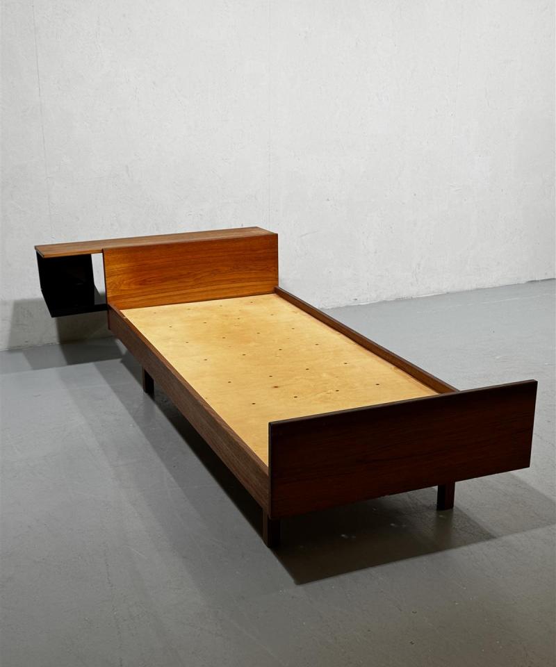 Vintage teak 60-luku sänky päädyllä