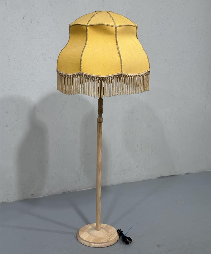 Vintage lattiavalaisin kangasvarjostimella keltainen