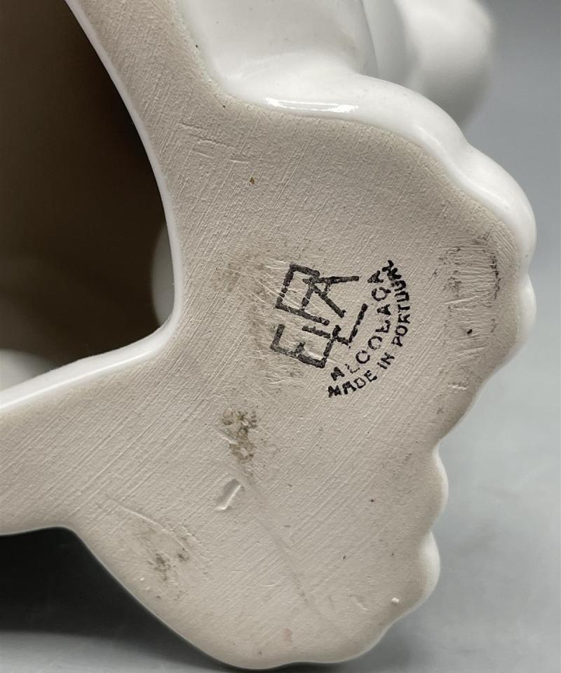 Valkoinen posliini kissafiguuri