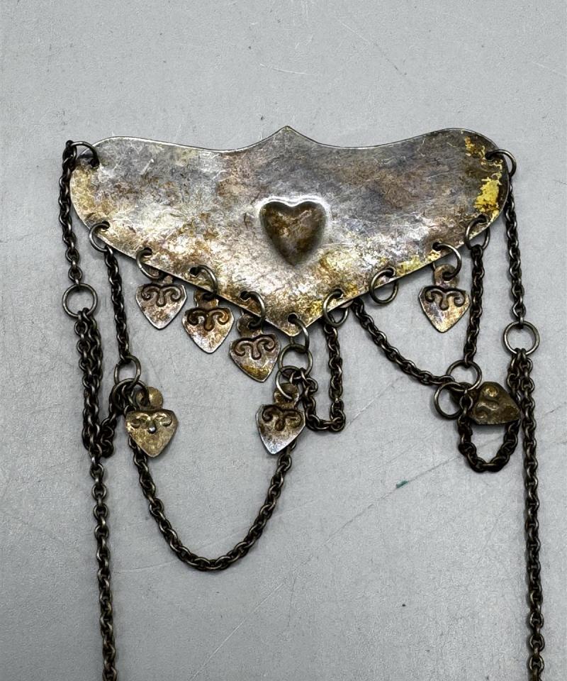 Vintage kansallispukukoru sydänkoristeilla