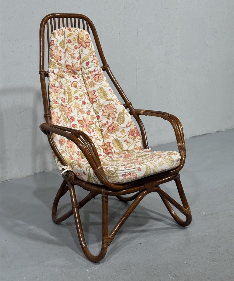 Vintage rottinkituoli kukkakuosilla