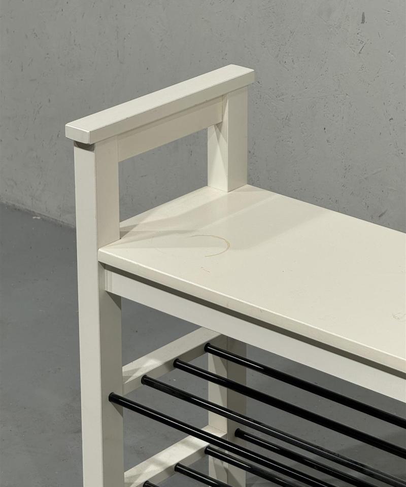 Valkoinen kenkäteline, penkillä