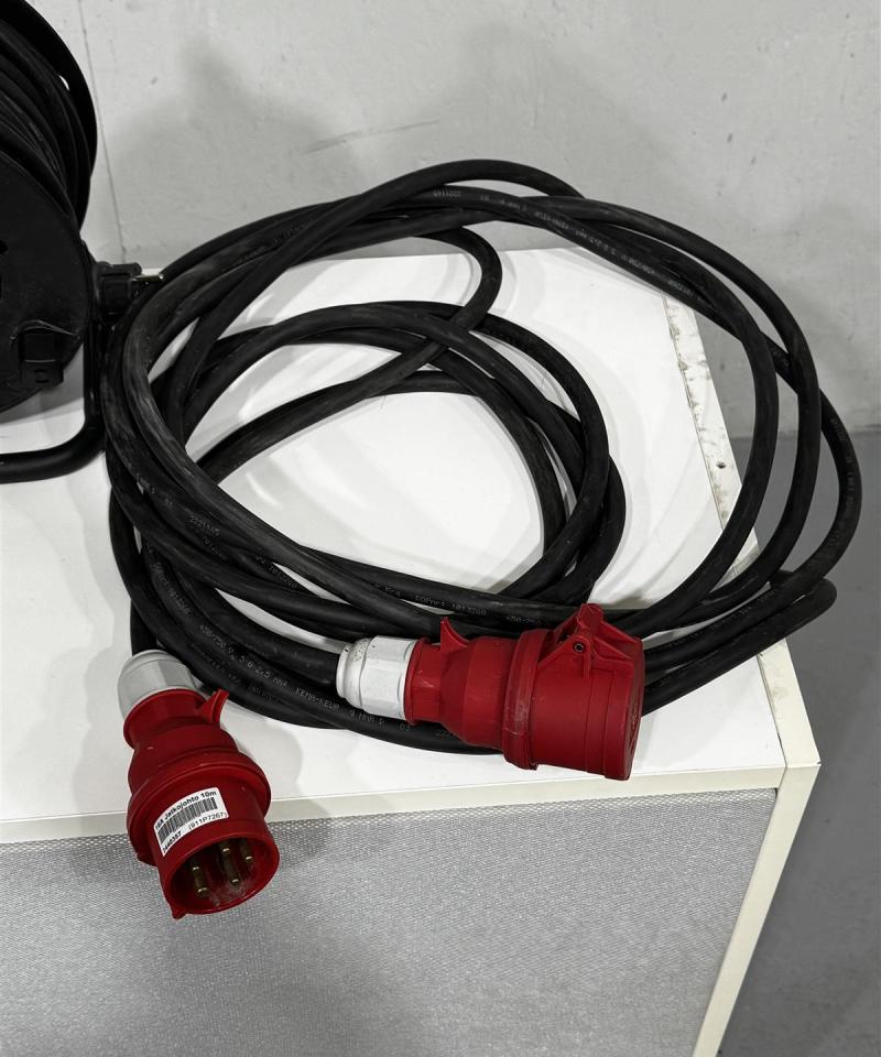 Sähkökaapeleita ja adapterit