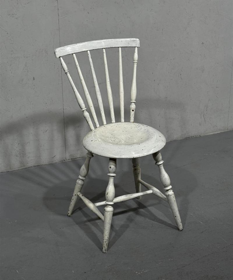 Antiikkinen pinnatuoli valkoinen