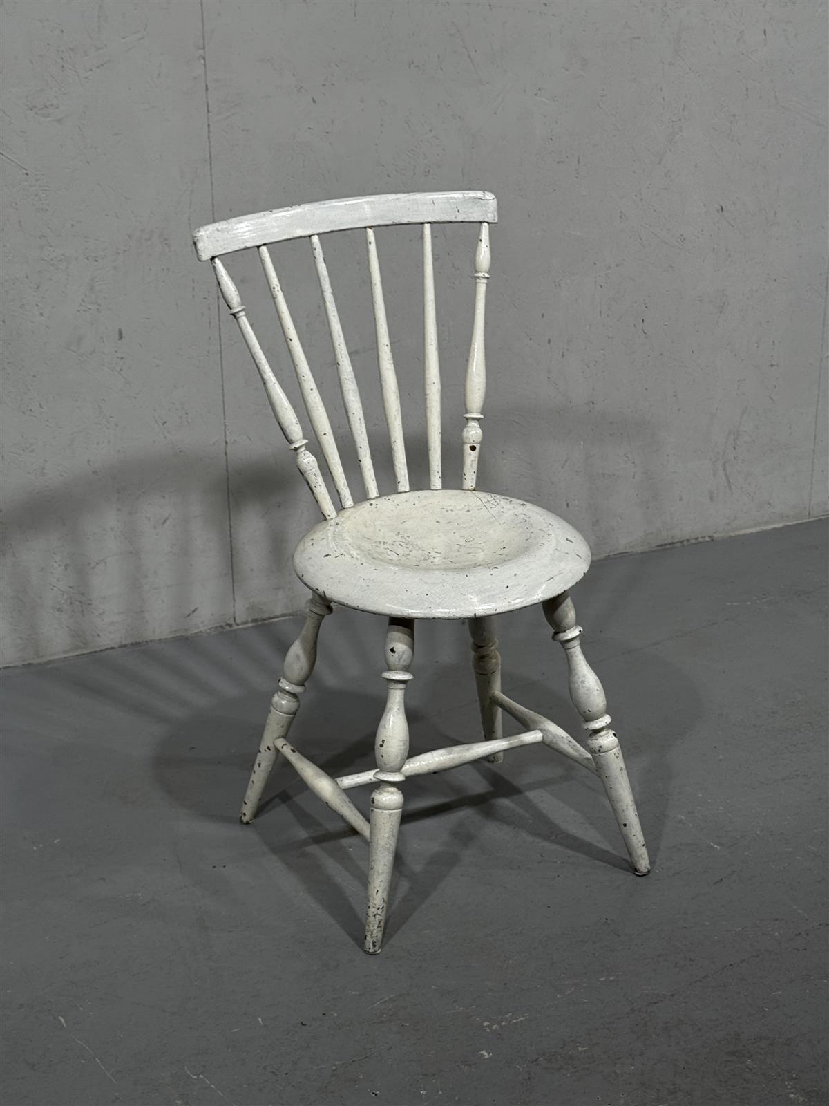 Antiikkinen pinnatuoli valkoinen