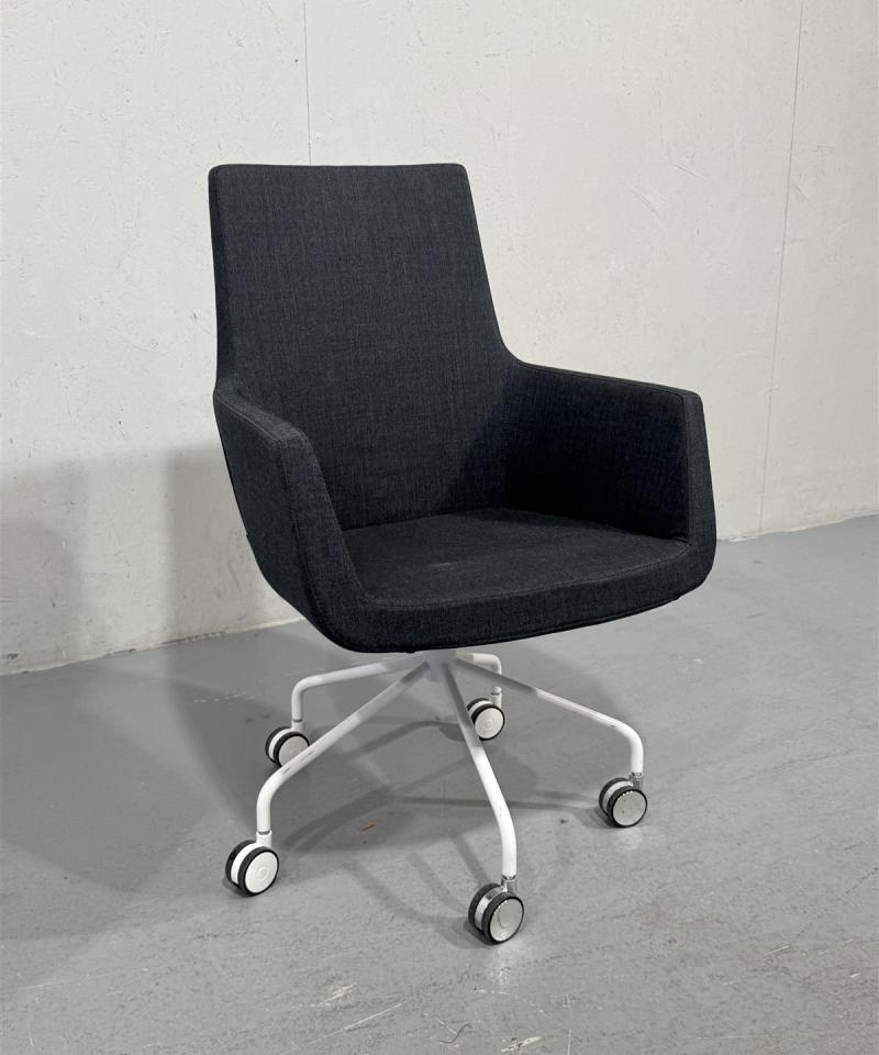 Moderni tuoli pyörillä