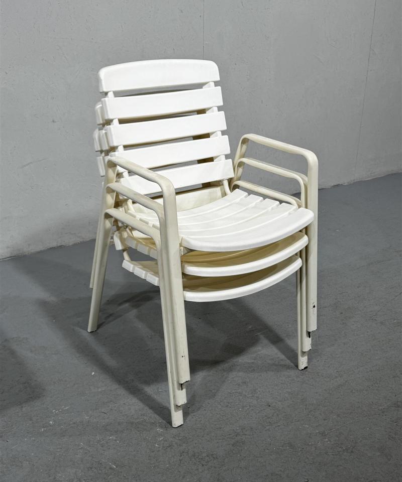 Valkoiset pihatuolit (3 kpl) ja tarjoiluvaunu