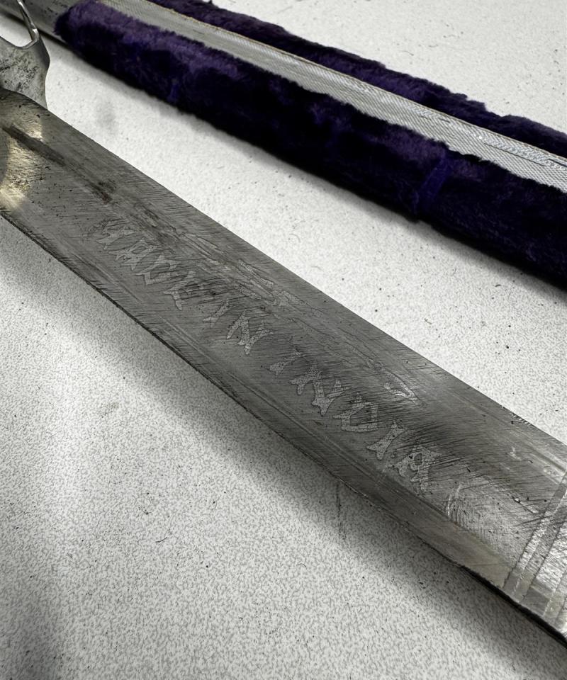 Koristemiekka ja tuppi Intia