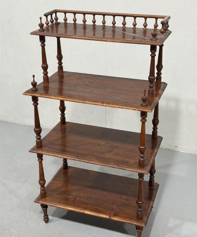 Etienne puuhyllykkö