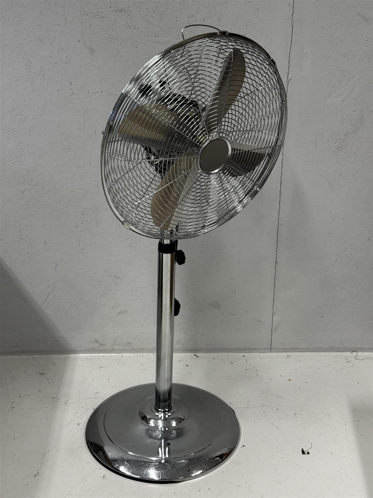 AI&E lattiatuuletin kromi