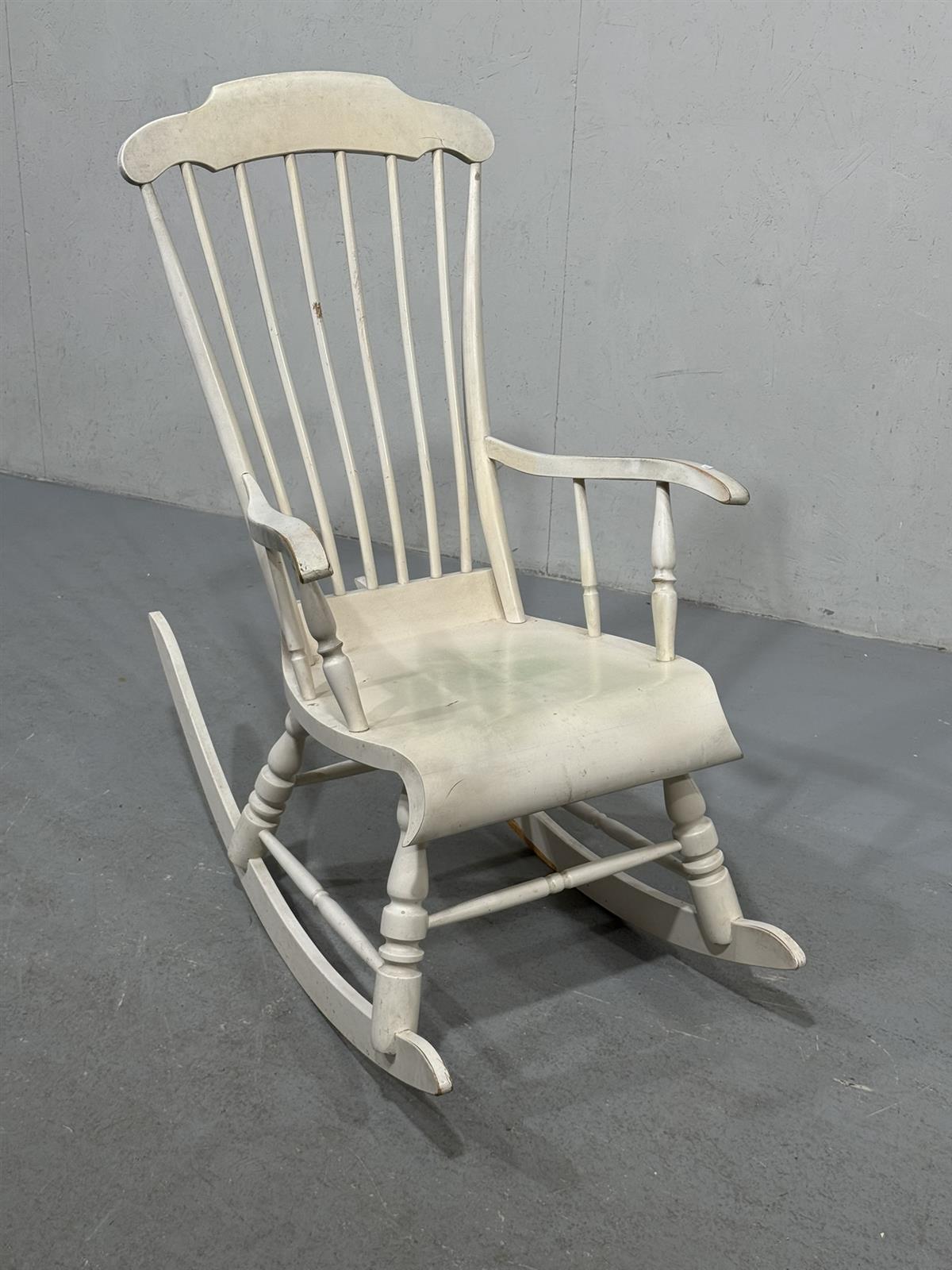 Valkoinen keinutuoli