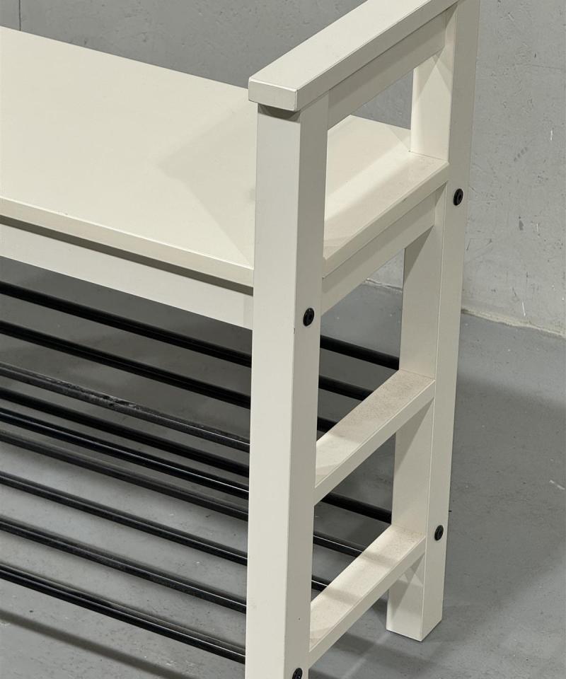 Valkoinen kenkäteline, penkillä