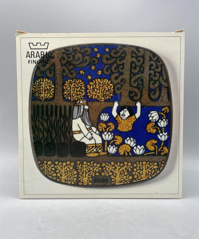 Arabia Kalevala vuosilautaset 1976-1987, Raija Uosikkinen