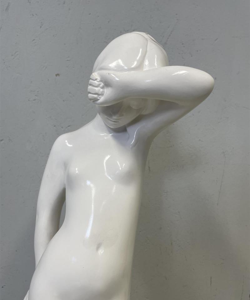 Alaston nainen posliini patsas