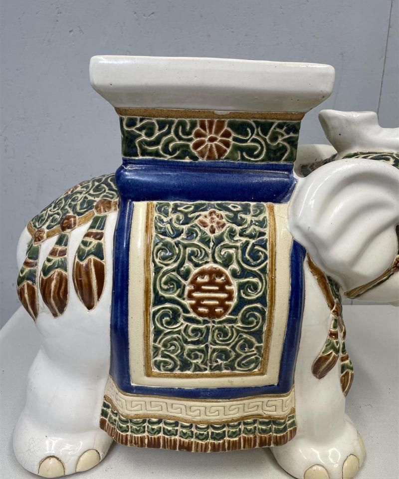 Koristeellinen elefanttipatsas jalusta